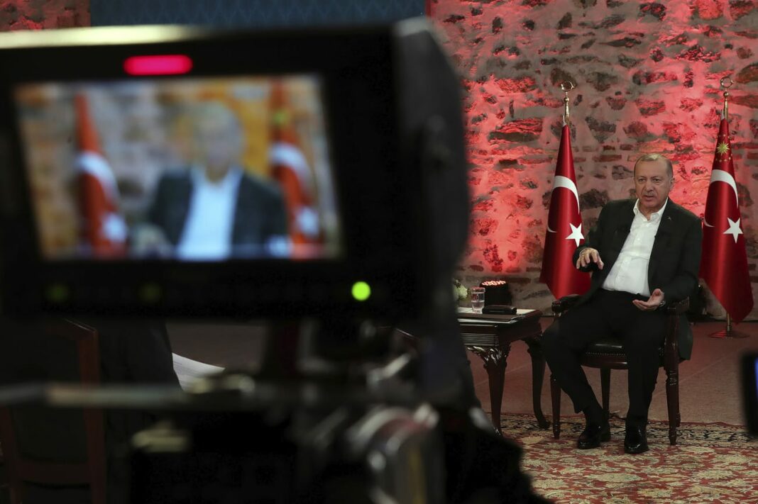Les arméniens du Liban brulent une photo d'Erdogan devant l'ambassade de la Turquie