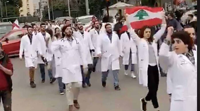 Les médecins manifestent aussi contre la crise économique