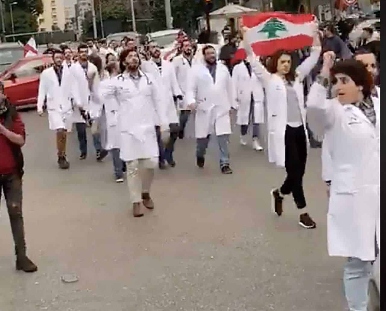 Les médecins manifestent aussi contre la crise économique