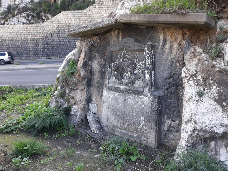 Une stèle de Nahr el Kalb vandalisée Source Photo: Facebook, crédit photo Hagop Kazazian