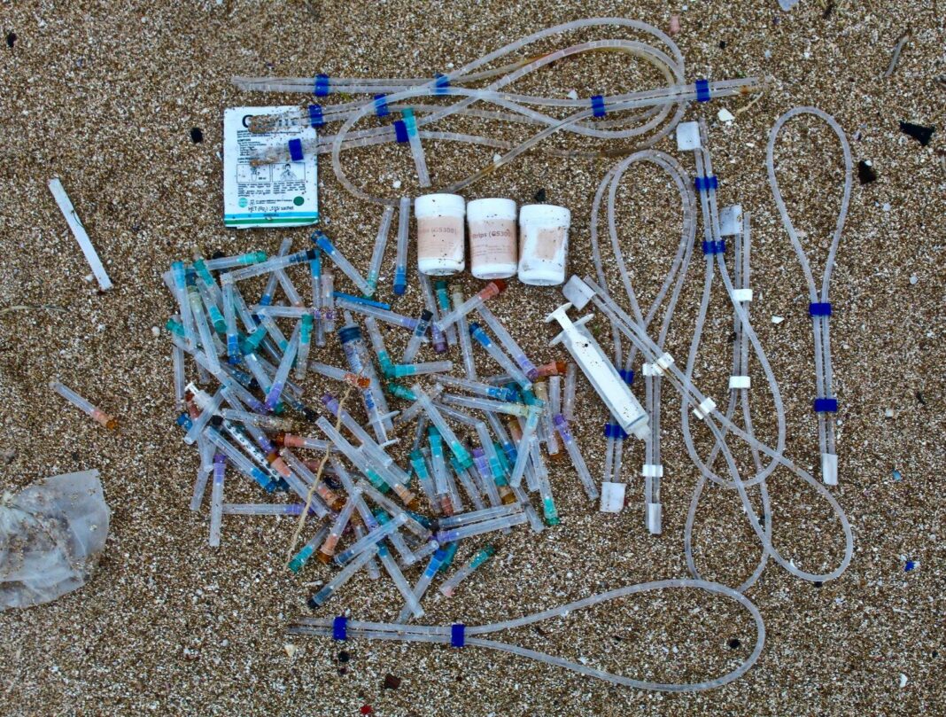 Les plages libanaises souillées par des déchets hospitaliers israéliens
