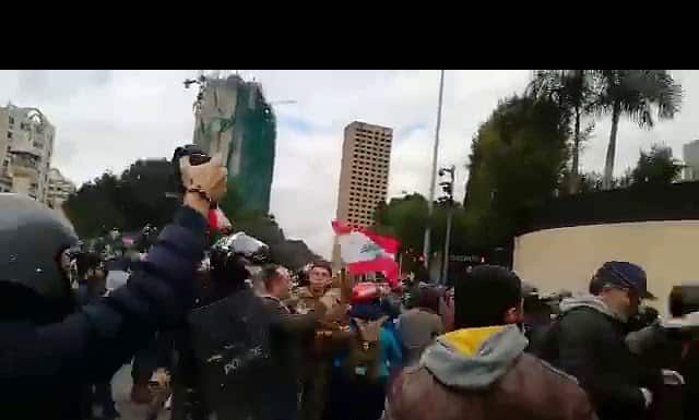 Altercations entre manifestants et forces de sécurité alors que le gouvernement Diab tente d'obtenir la confiance