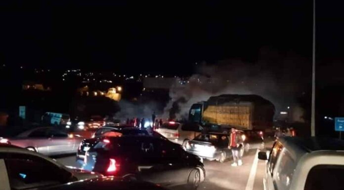 Liban/Manifestations: des routes bloquées à Jiyeh et à Bohsas