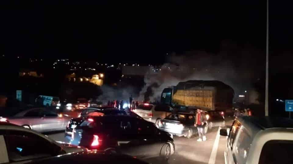 Liban/Manifestations: des routes bloquées à Jiyeh et à Bohsas
