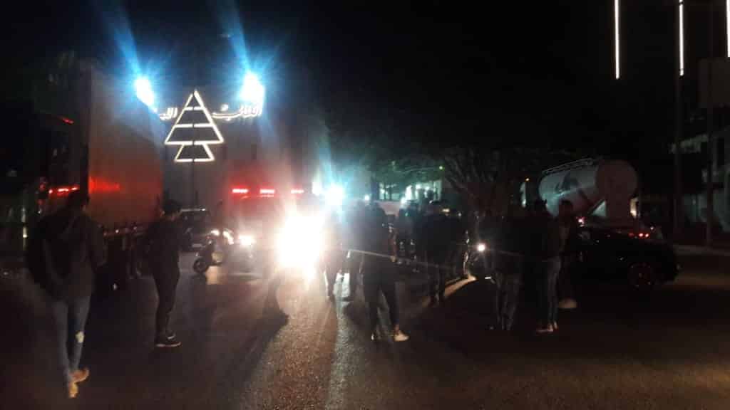 De nombreuses routes coupées au Liban après que la livre s'effondre face au dollar, des blessés à Tripoli