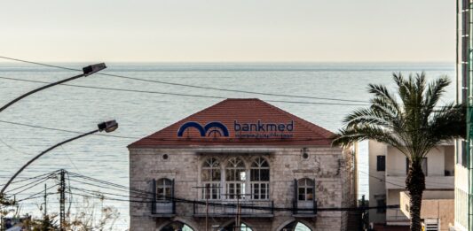 La livre libanaise à un nouveau plus-bas historique, le seuil des 64 000 LL/USD franchi au marché noir