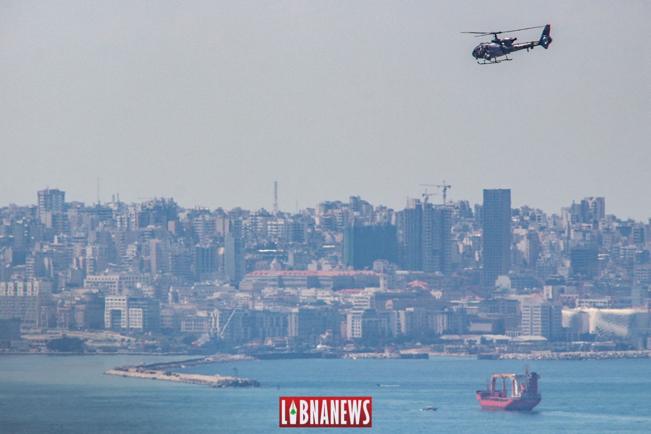 Un hélicoptère de l'Armée Libanaise au dessus de Beyrouth appelant la population à se confiner. Crédit Photo: Francois el Bacha pour Libnanews.com. Tous droits réservés.