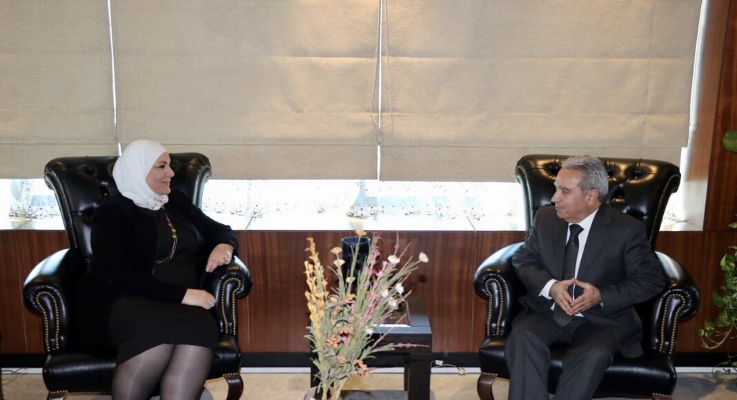 Ramzi Moucharafieh et son homologue syrienne Rima el Qadri. Crédit Photo: NNA