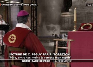 Vendredi Saint émouvant à Notre Dame de Paris