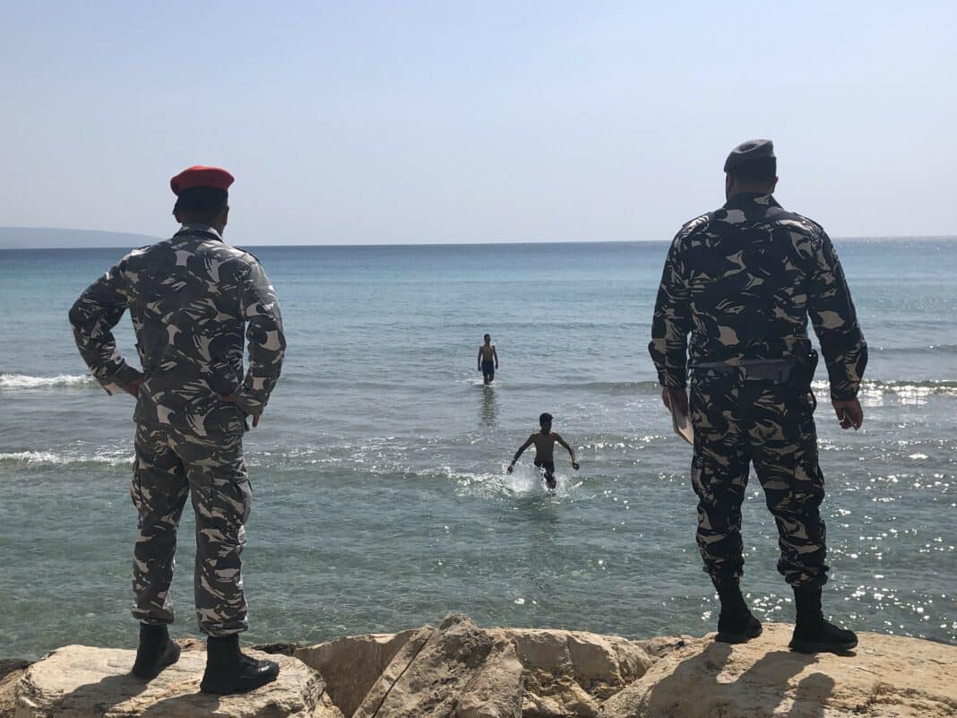 Coronavirus: évacuation de la corniche de Tyr au Sud Liban