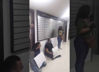 Des manifestants à l’intérieur du Ministère de l’économie