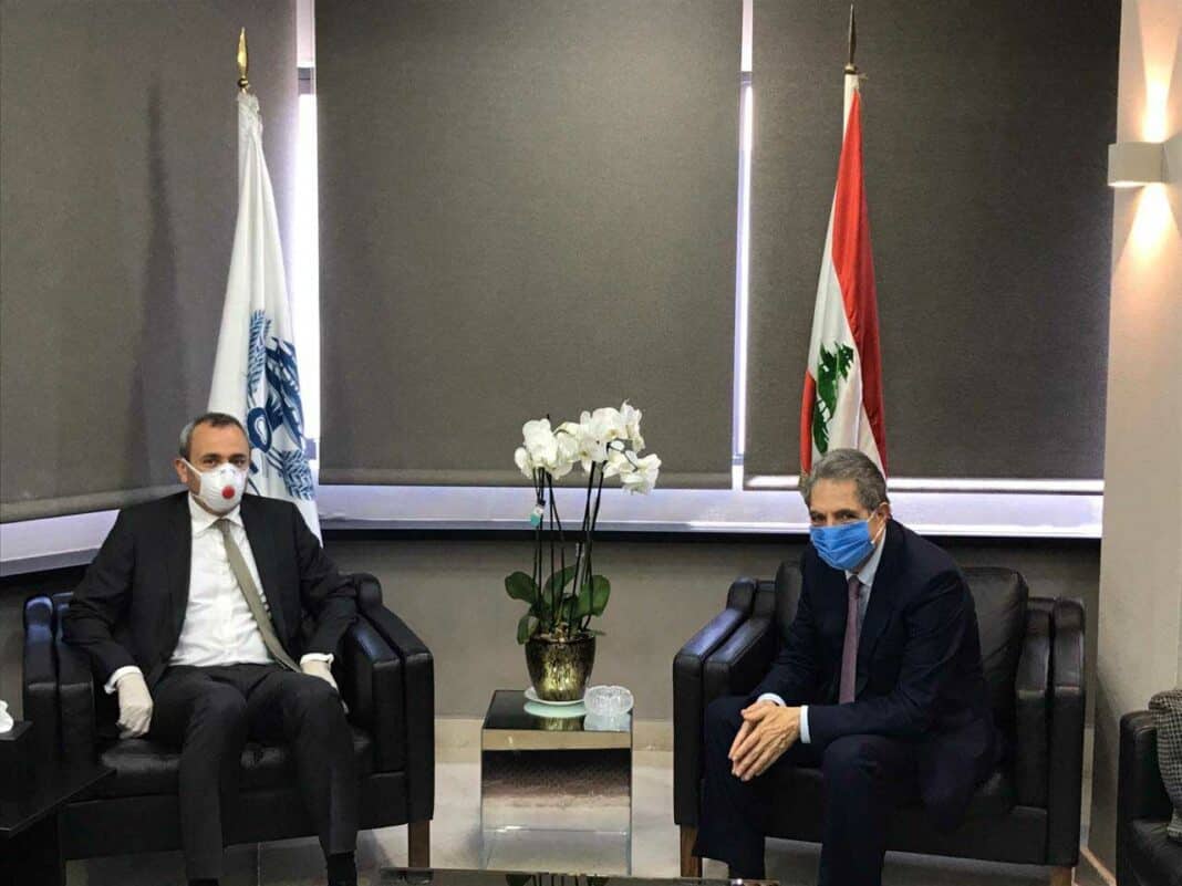 Le Ministre des Finances Ghazi Wazni, en compagnie de l'ambassadeur de Grande Bretagne au Liban, le 30 avril 2020. Crédit Photo: Dalati & Nohra