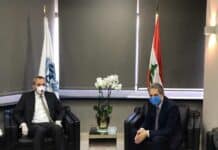 Le Ministre des Finances Ghazi Wazni, en compagnie de l'ambassadeur de Grande Bretagne au Liban, le 30 avril 2020. Crédit Photo: Dalati & Nohra