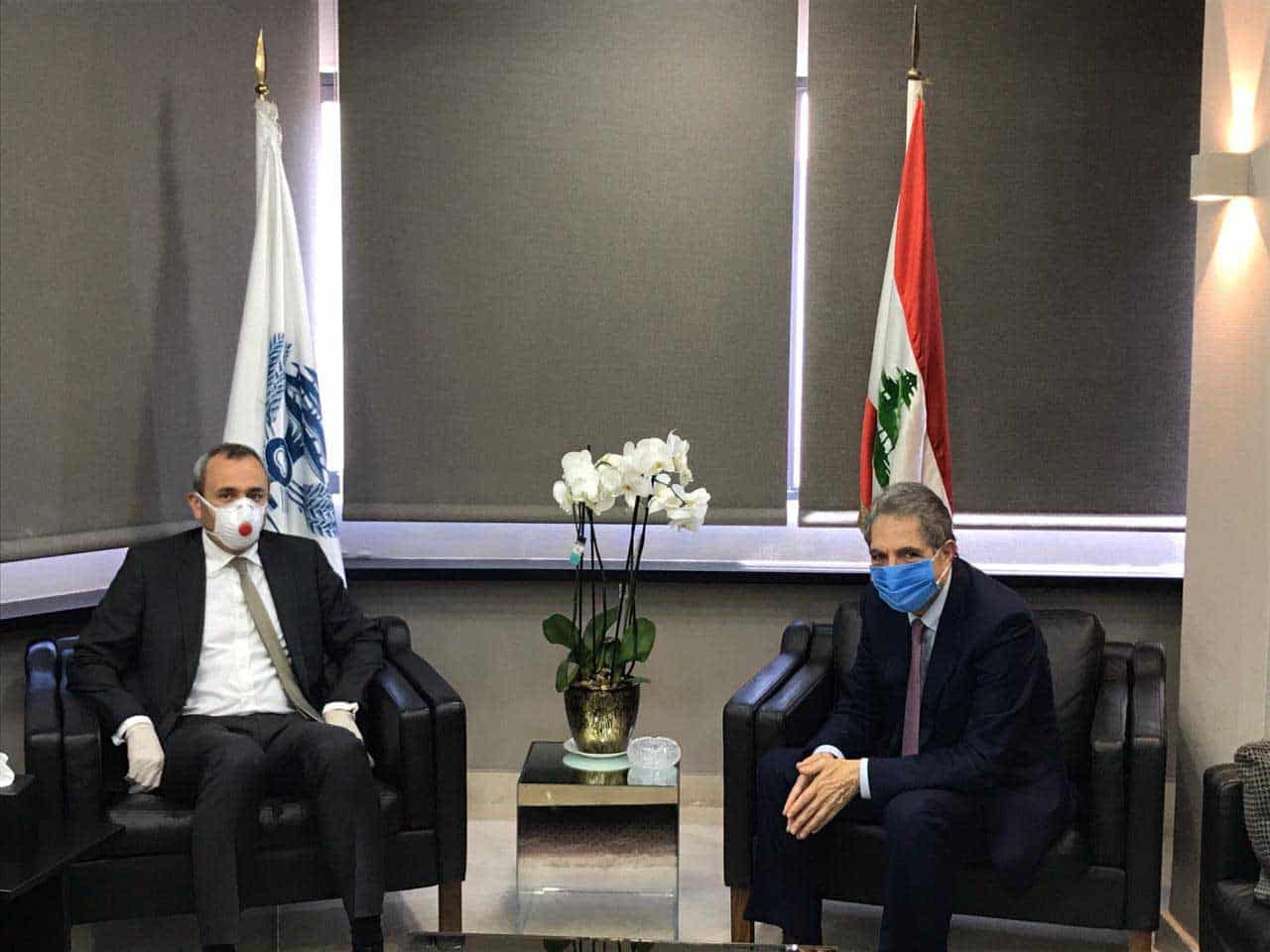 Le Ministre des Finances Ghazi Wazni, en compagnie de l'ambassadeur de Grande Bretagne au Liban, le 30 avril 2020. Crédit Photo: Dalati & Nohra