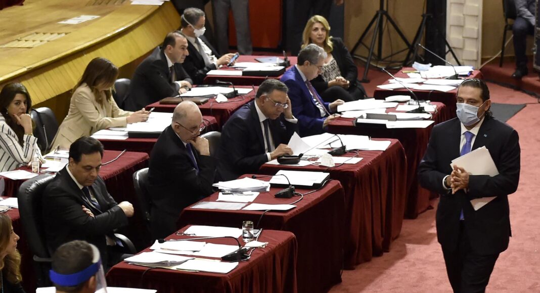 Saad Hariri passant devant le premier ministre Hassan Diab. Crédit Photo: Parlement Libanais