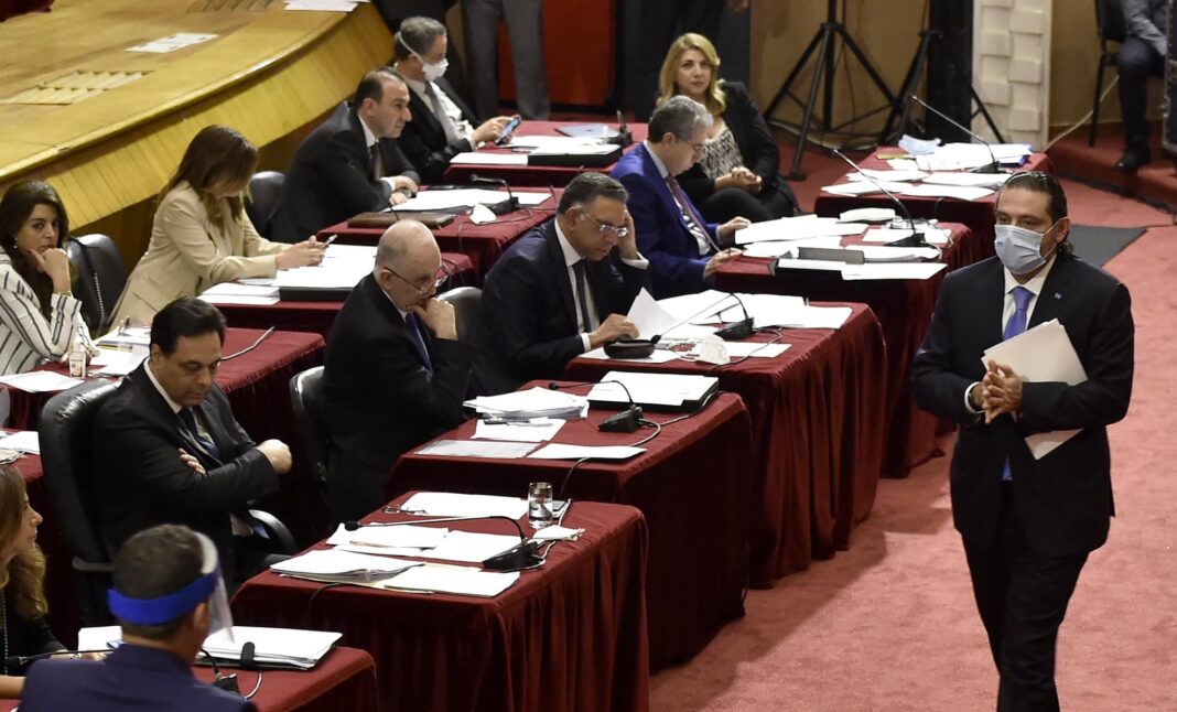 Saad Hariri passant devant le premier ministre Hassan Diab. Crédit Photo: Parlement Libanais