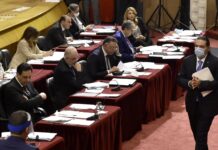 L’adoption de la Loi d’Amnistie toujours incertaine Saad Hariri passant devant le premier ministre Hassan Diab. Crédit Photo: Parlement Libanais