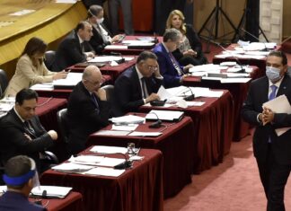 Saad Hariri passant devant le premier ministre Hassan Diab. Crédit Photo: Parlement Libanais