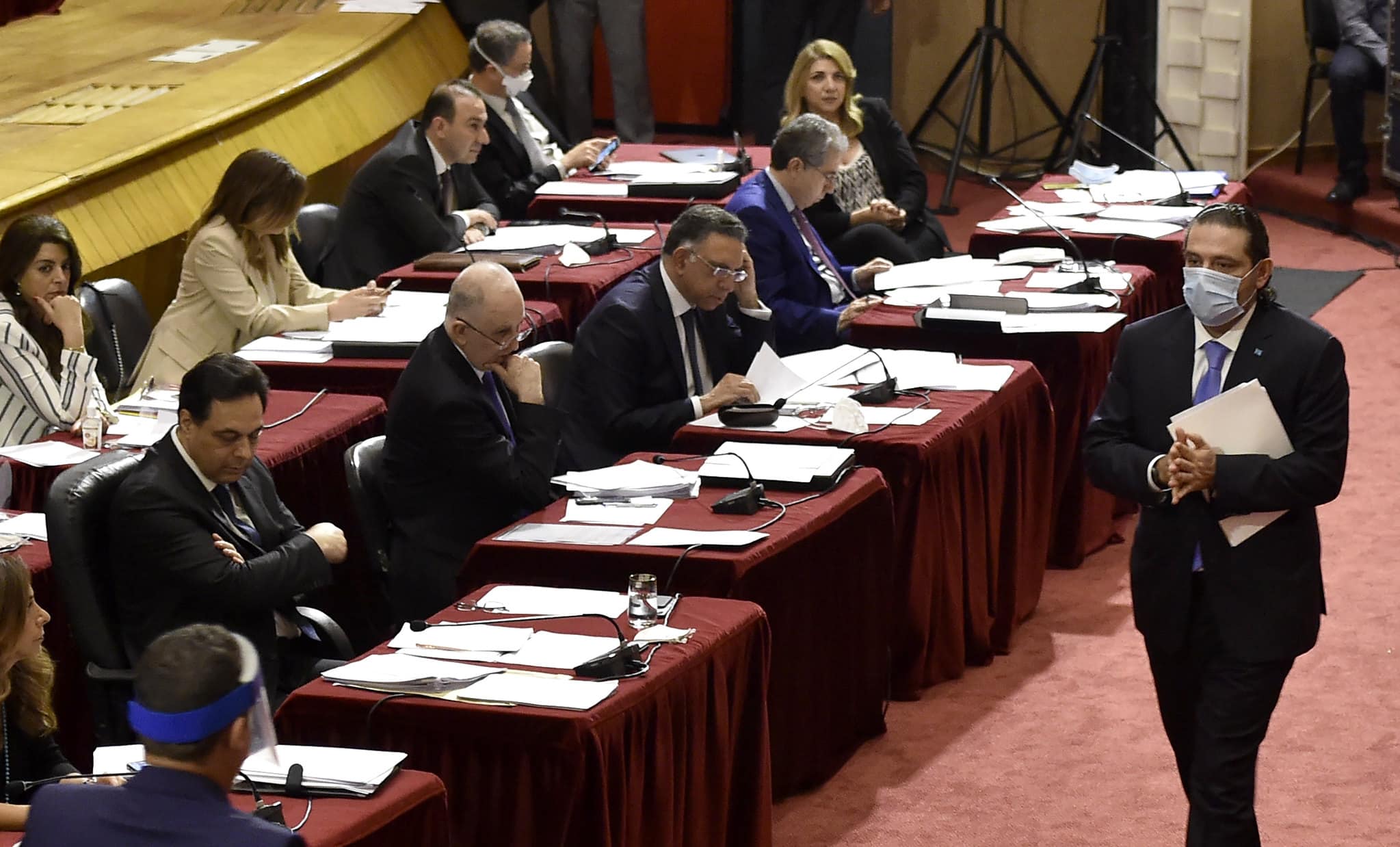 L’adoption de la Loi d’Amnistie toujours incertaine Saad Hariri passant devant le premier ministre Hassan Diab. Crédit Photo: Parlement Libanais