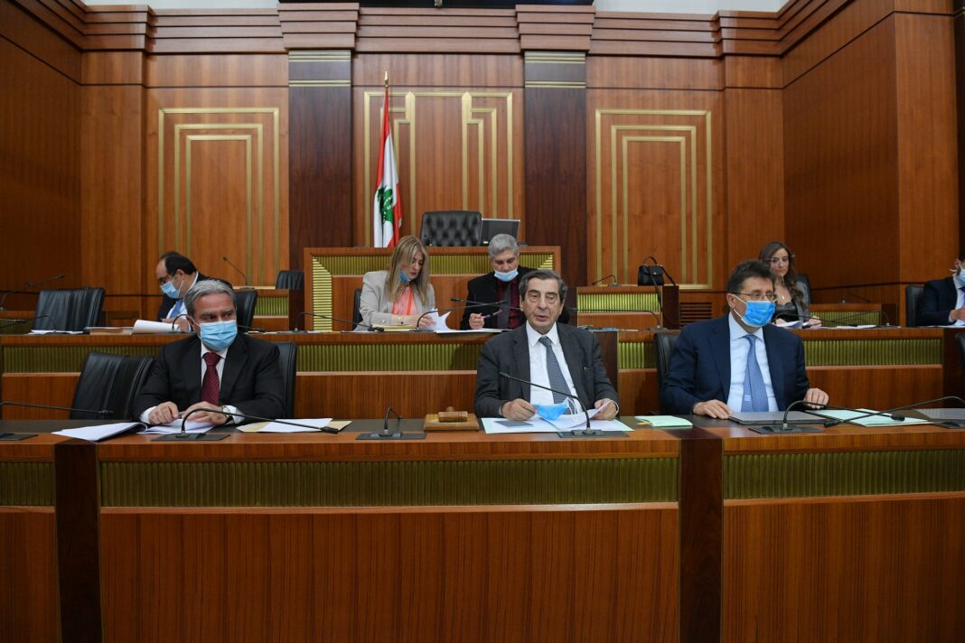 La commission parlementaire du budget et des finances devant laquelle le président de l'ALB s'est exprimé. Crédit Photo: Parlement Libanais