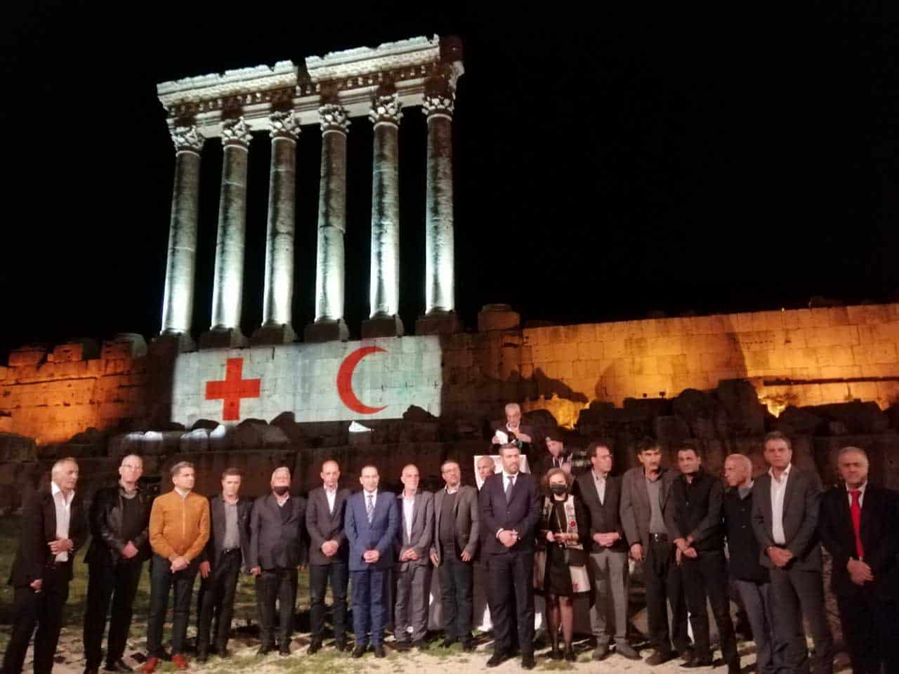Baalbeck illuminé en hommage à la Croix Rouge et au Croissant Rouge Crédit Photo: NNA