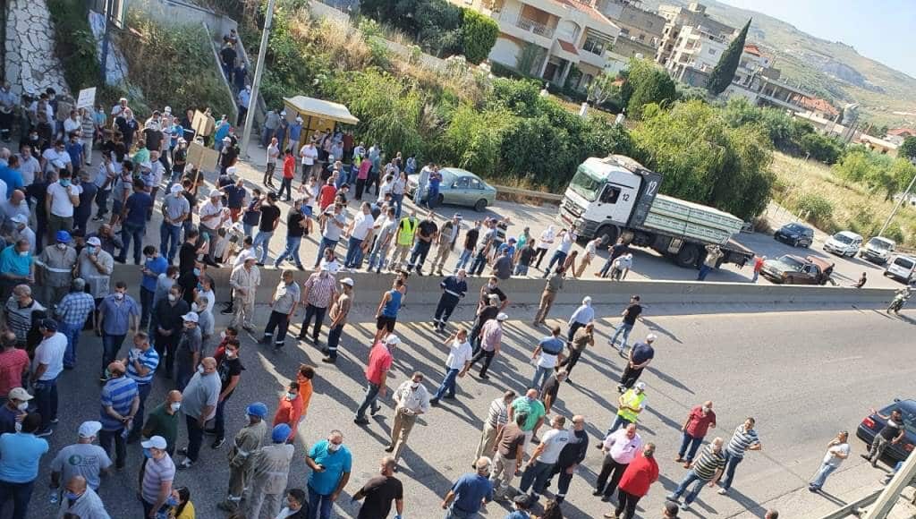Le blocage de l'autoroute par les employés de la Cimenterie Nationale. Crédit Photo: NNA