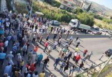 Le blocage de l'autoroute par les employés de la Cimenterie Nationale. Crédit Photo: NNA
