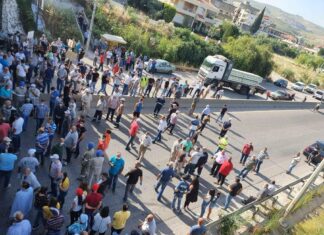 Les employés de la Cimenterie Nationale bloquent l’autoroute Le blocage de l'autoroute par les employés de la Cimenterie Nationale. Crédit Photo: NNA