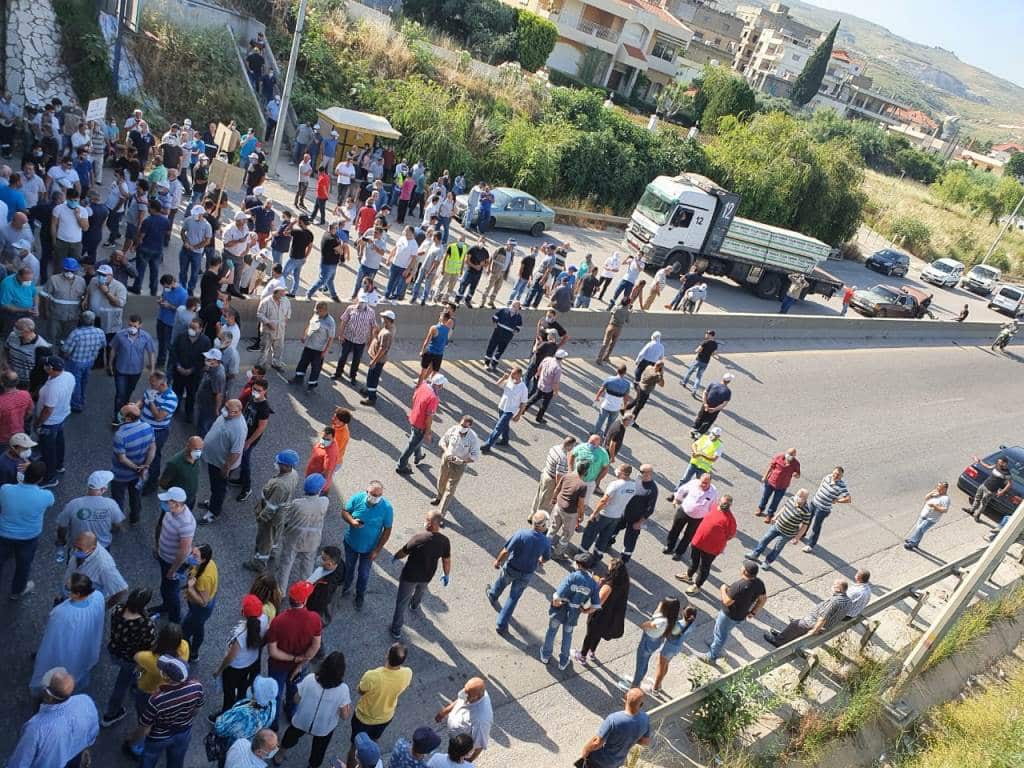 Le blocage de l'autoroute par les employés de la Cimenterie Nationale. Crédit Photo: NNA