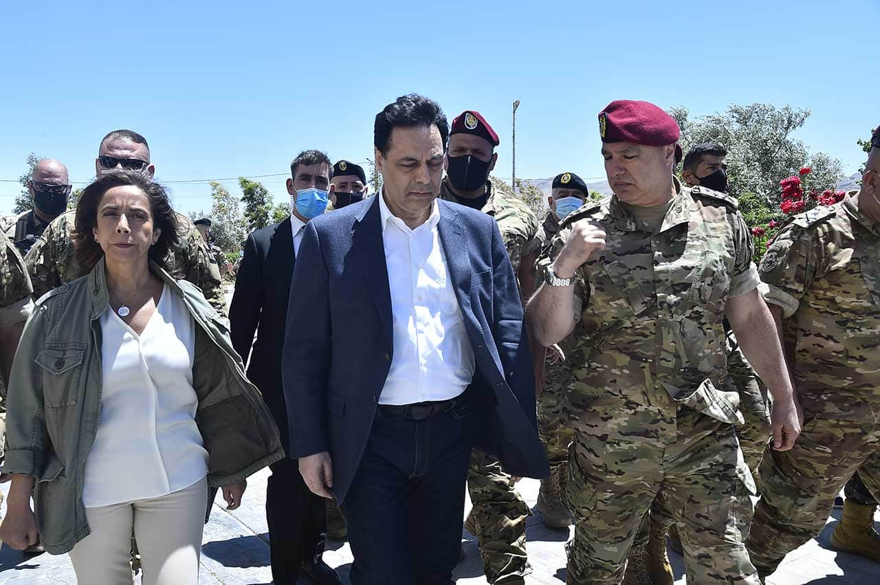 Hassan Diab commémore le début de l’offensive Aube du Jurd et réaffirme sa volonté de mettre fin à la contrebande Le Premier Ministre Hassan Diab accompagné par la ministre de la Défense Zeina Akar et le commandant de l'Armée, le général Joseph Aoun à Ras Baalbeck à l'occasion de la commémoration du début de l'offensive Aube du Jurd contre Daesh. Crédit Photo: Dalati & Nohra