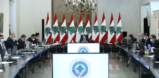 Aoun et Diab appellent à une réunion du conseil des ministres sortant et s'en prennent à Riad Salamé