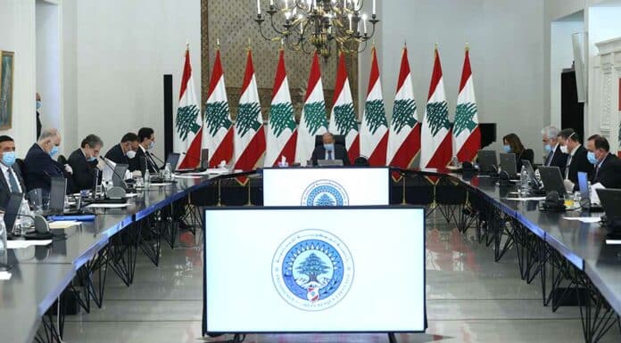 Aoun et Diab appellent à une réunion du conseil des ministres sortant et s'en prennent à Riad Salamé