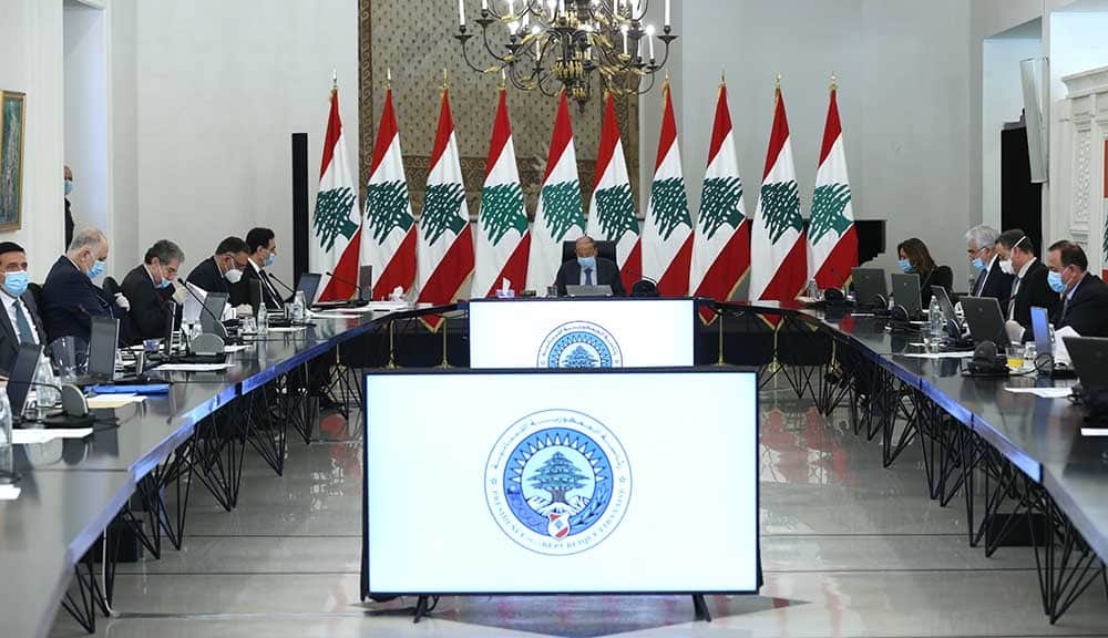 Aoun et Diab appellent à une réunion du conseil des ministres sortant et s’en prennent à Riad Salamé