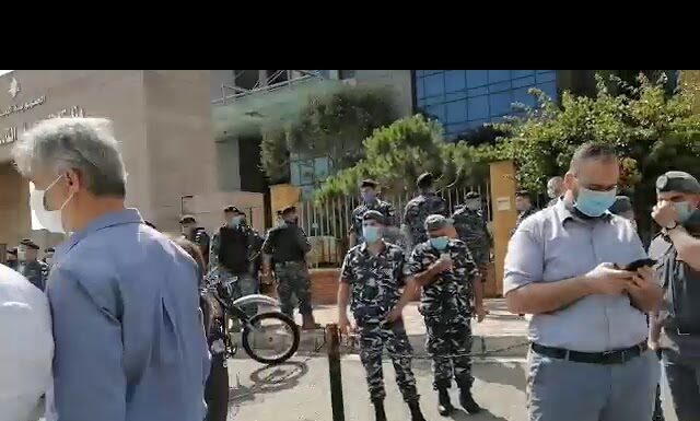 Scène surréaliste aujourd'hui à Beyrouth en face du Ministère de l'Education