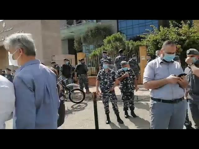 Scène surréaliste aujourd'hui à Beyrouth en face du Ministère de l'Education