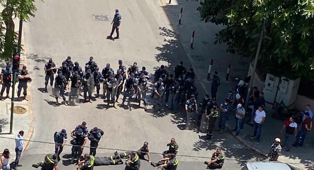 Les membres de la défense civile coupant une route à proximité du Ministère de l'intérieur