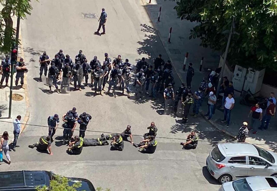 Les membres de la défense civile coupant une route à proximité du Ministère de l'intérieur