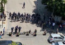 Les membres de la défense civile coupant une route à proximité du Ministère de l'intérieur