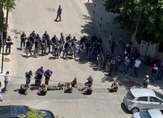 Les membres de la défense civile coupant une route à proximité du Ministère de l'intérieur