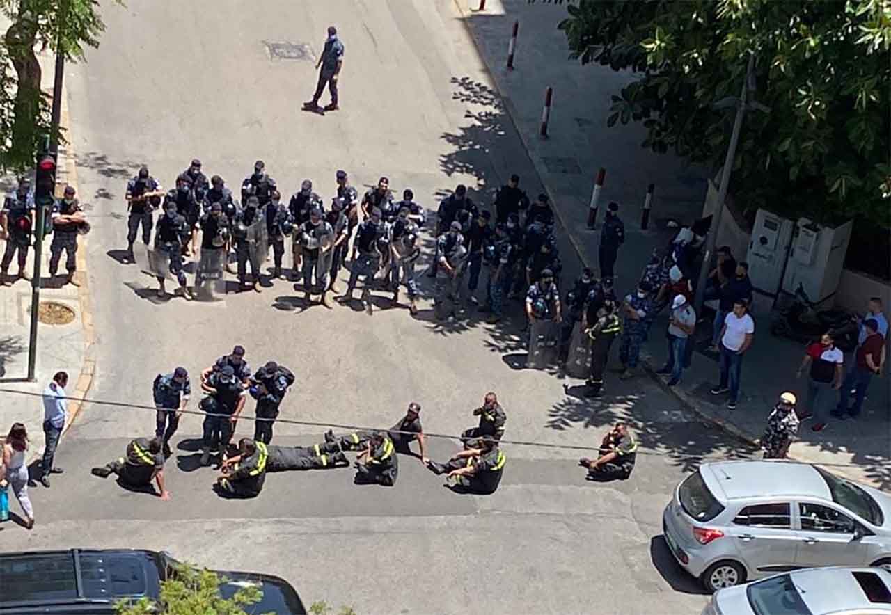 Les membres de la défense civile coupant une route à proximité du Ministère de l'intérieur
