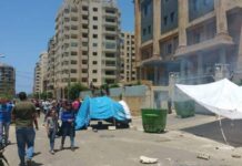 Une manifestation devant la cour de justice de Tripoli pour réclamer la libération de 27 détenus