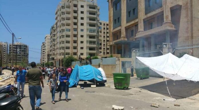 Une manifestation devant la cour de justice de Tripoli pour réclamer la libération de 27 détenus