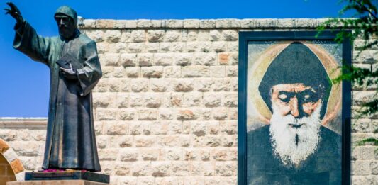 La statue de St Charbel à l'entrée du Monastère d'Annaya au Liban. Crédit Photo: Libnanews.com