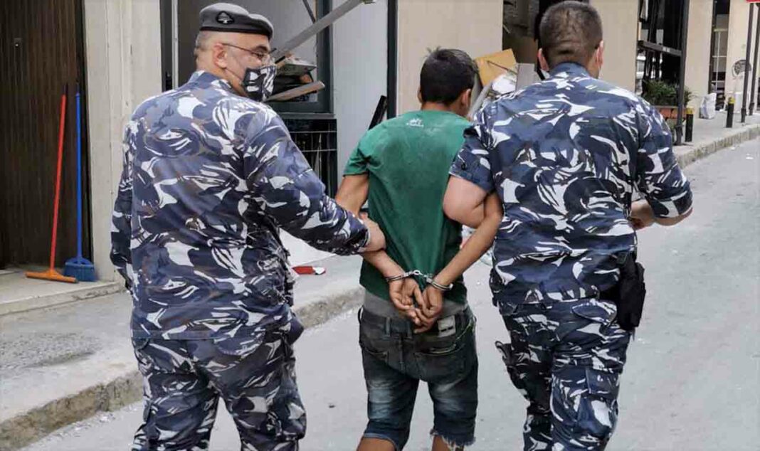 Les FSI annoncent l'arrestation de 12 personnes suspectées de piller les zones sinistrées par l'explosion