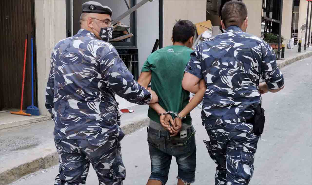 Les FSI annoncent l'arrestation de 12 personnes suspectées de piller les zones sinistrées par l'explosion
