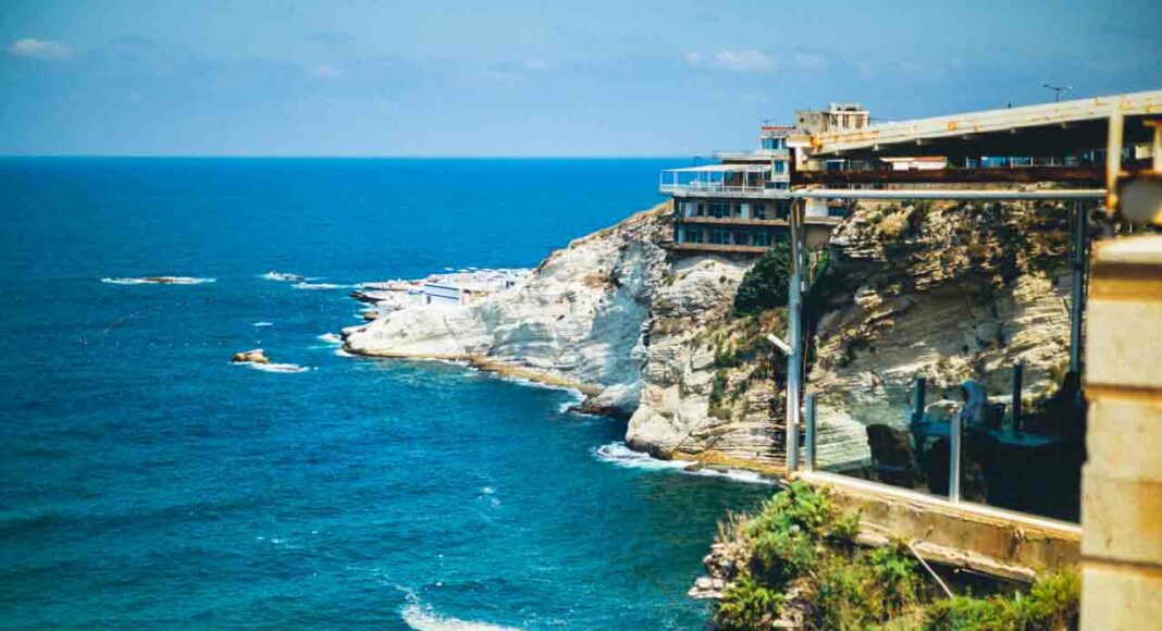 La corniche de Raouché, à Beyrouth, Liban. Crédit Photo: Francois el Bacha pour Libnanews.com. Tous droits réservés.