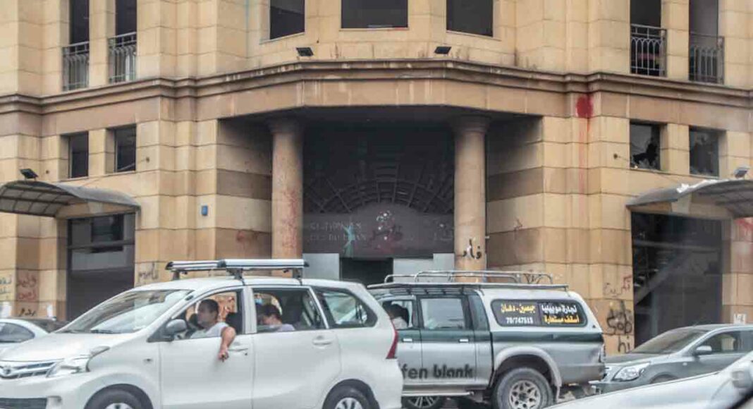 Das Hauptquartier der Vereinigung der Banken des Libanon nach der Explosion des Hafens von Beirut. Fotokredit: Libnanews.com