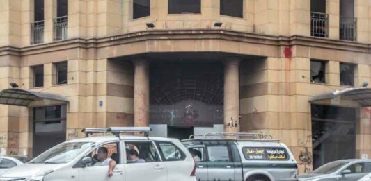 Le siège de l'Association des Banques du Liban après l'explosion du Port de Beyrouth. Crédit Photo: Libnanews.com