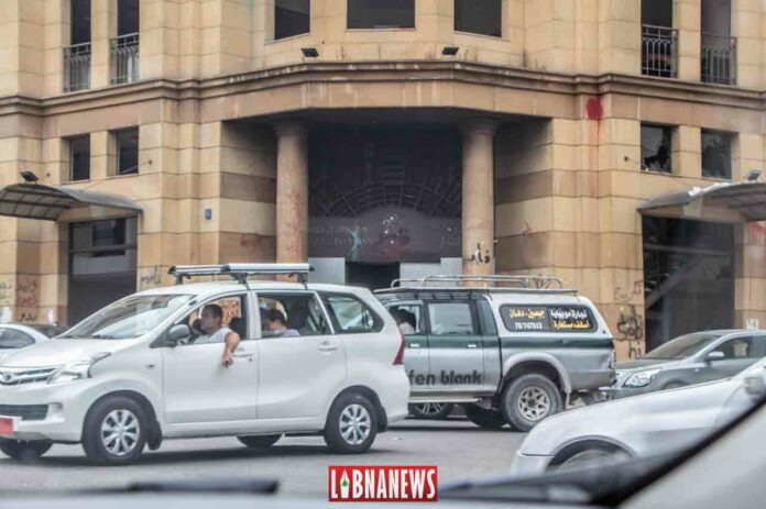 Le siège de l'Association des Banques du Liban après l'explosion du Port de Beyrouth. Crédit Photo: Libnanews.com