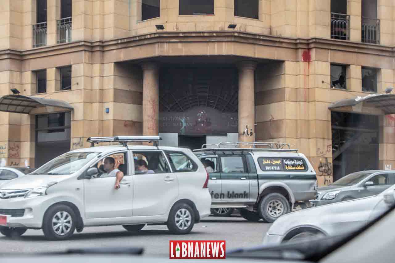 Le siège de l'Association des Banques du Liban après l'explosion du Port de Beyrouth. Crédit Photo: Libnanews.com